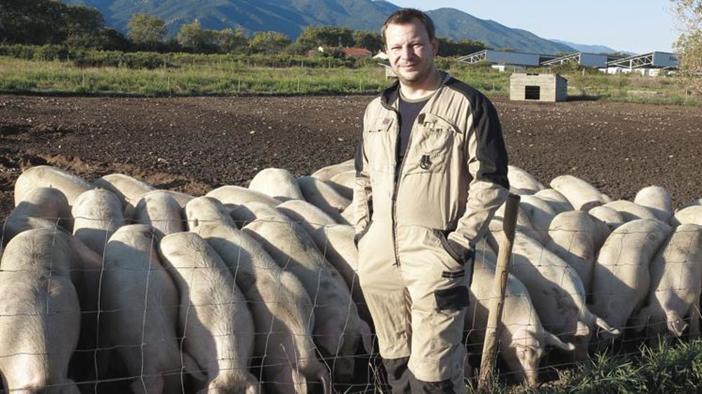 Après une reconversion, Xavier Guépratte s’est installé au pied des Pyrénées et a opté pour un élevage extensif en plein air. © Frédérique Ehrhard